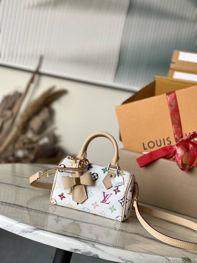 顶级原单M13391 本款Nano Speedy手袋选用Monogram 涂层帆布和牛皮革饰边塑造玲珑构型，以明丽色彩演绎路易威登×村上隆再版系列的灵动格调。T