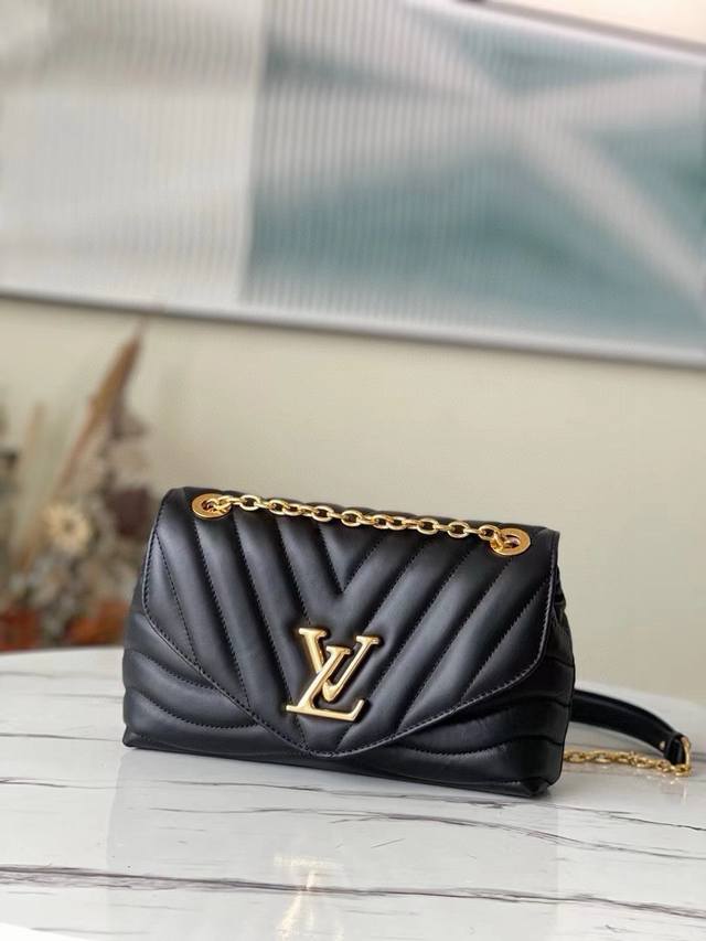 头层皮 顶级原单M58552 New Wave 链条包 V 形绗缝的链袋手袋 复古黄金色链幻灯片通过雕刻小孔，而折叠扣件使其柔软.由于它的多个隔间，内部使女性的