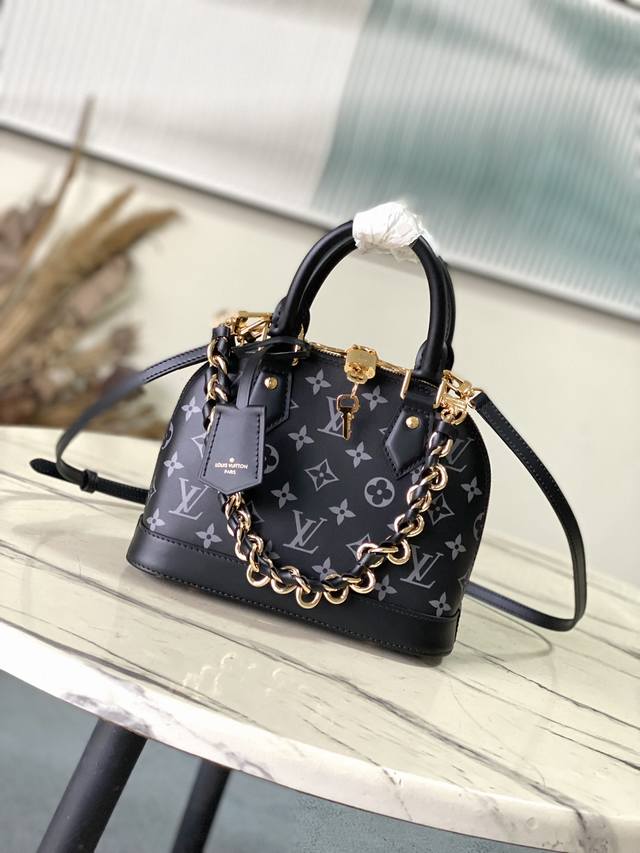 头层皮 顶级原单 M12289 Monogram Ink系列推出Alma Bb手袋，以铺陈品牌Monogram图案的牛皮革演绎1934年的原版设计。新编织链条流