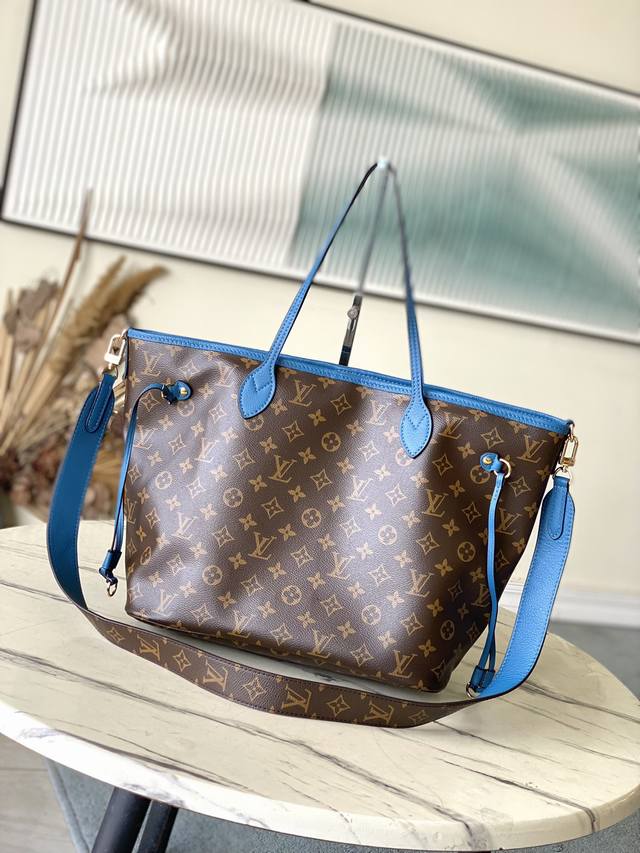 顶级原单 M13753 作为路易威登的经典设计之一，Neverfull Bandouliere Inside Out中号手袋此次取材Monogram帆布和条纹织