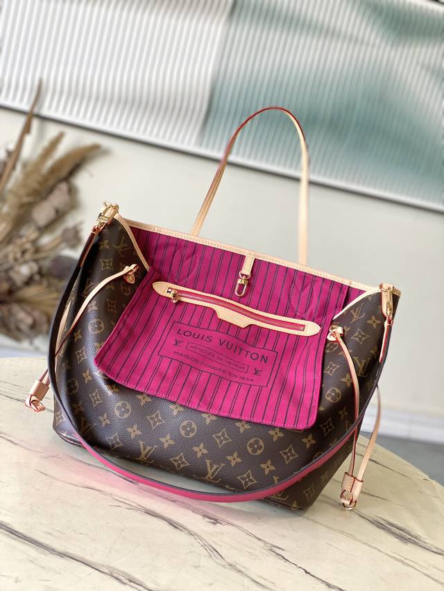 顶级原单 M12257 玫红 作为的经典设计之一，Neverfull Bandouliere Inside Out中号没有手袋此次取材Monogram帆布和条纹