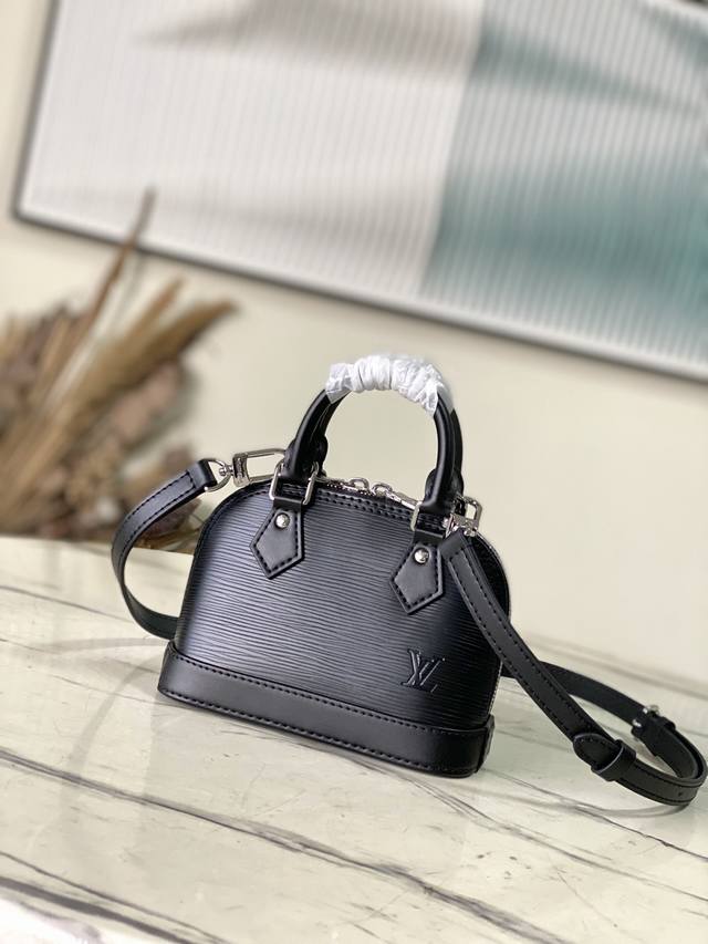 头层皮 顶级原单 M81945 黑色 本款Nano Alma手袋以品牌标志性的舍属质感Epl皮革浓缩经典Ama手袋构型，映现别致纹理。搭配双拉链、手柄及可拆卸并