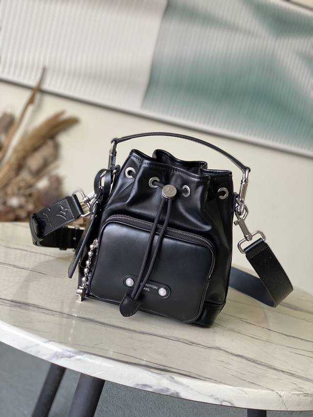 头层皮 顶级原单 M13985 本款Noecargo小号水桶包为牛皮革注入锦纶般的炫目光泽，以金属 Lv字母和珠链点亮细节，搭配宽敞前袋和织物内衬。尺寸：22