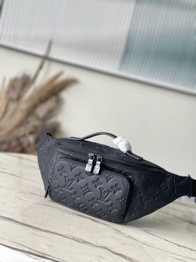 头层皮 顶级原单 M47058 全皮 本款Rush腰包以Monogram Shadow牛皮革塑造贴身构型，其拉链前袋方便取放手机、钥匙和卡片。可调节背带通过滑钩