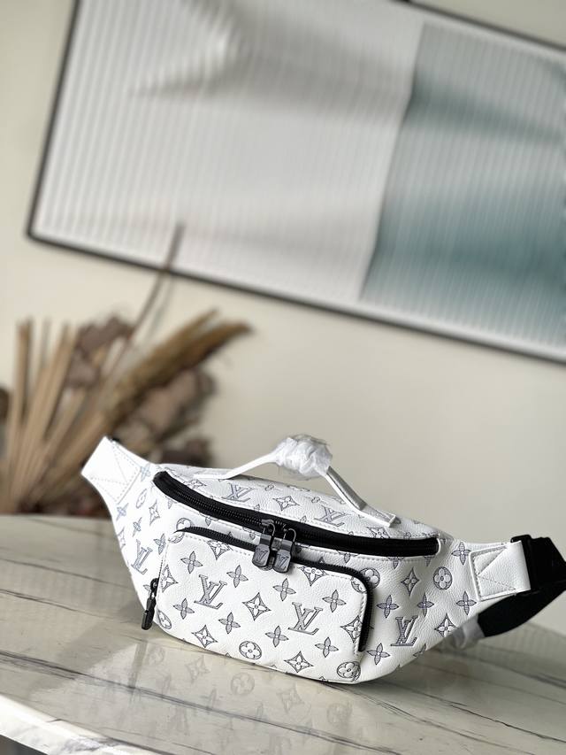 头层皮 顶级原单 M25227 本款Rush腰包以Monogram Shadow牛皮革塑造贴身构型，其拉链前袋方便取放手机、钥匙和卡片。可调节背带通过滑钩束紧，