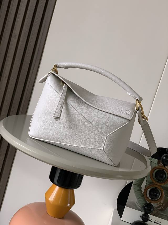 新版本几何包小号24Cmpuzzle手袋!原厂进口荔枝纹小牛皮罗家爆款几何包Puzzle 手袋是创意总监乔纳森 安德森为 L0Ewe 推出的首款手提包长方体形状 新版本几何包小号24Cmpuzzle手袋!原厂进口荔枝纹小牛皮罗家爆款几何包Puzzle 手袋是创意总监乔纳森 安德森为 L0Ewe 推出的首款手提包长方体形状