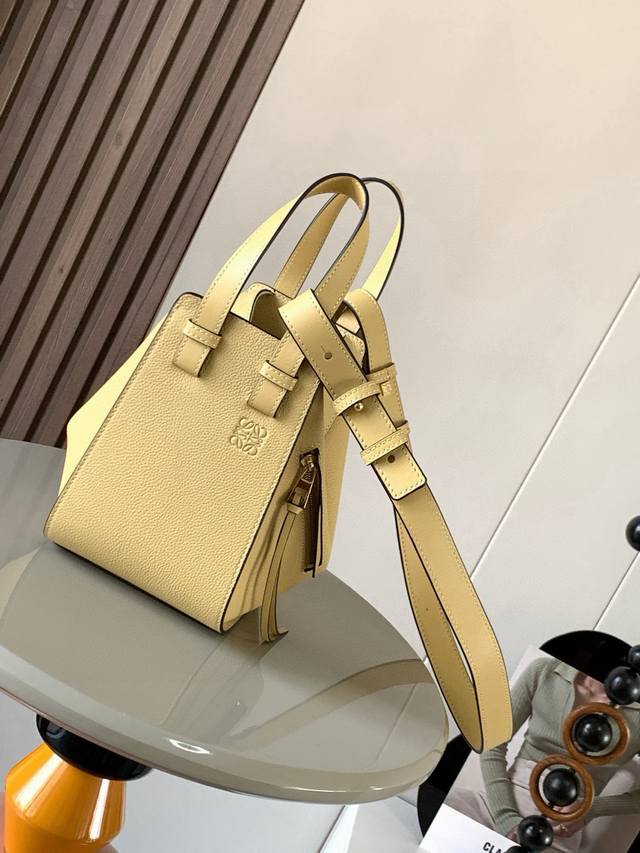 吊床包20Cm新尺寸Hammock Bag吊床包疯狂翻牌！太好看了这是小号和迷你中间的尺寸更适合亚洲女生，时尚界“变形金刚”可以变换六种不同的形态Hammock