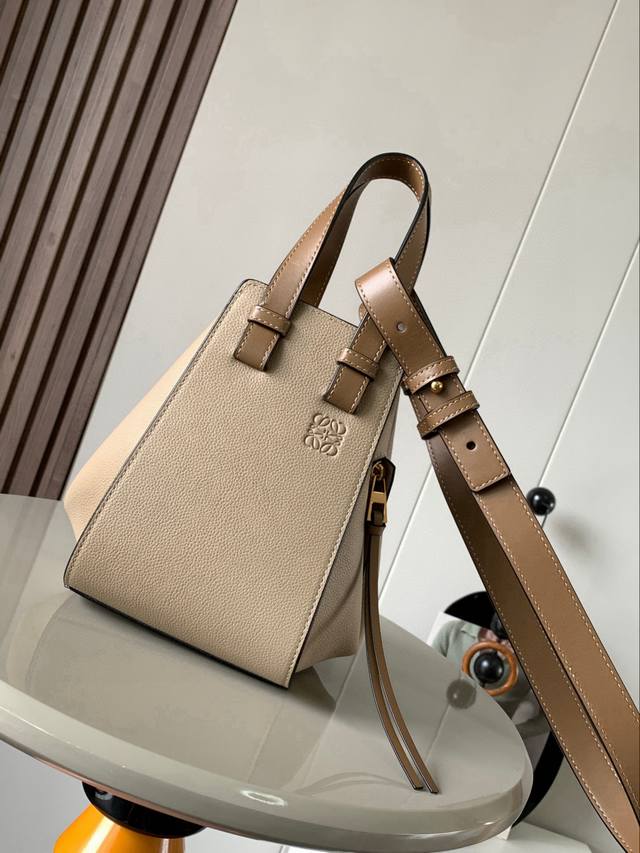 吊床包20Cm新尺寸Hammock Bag吊床包疯狂翻牌！太好看了这是小号和迷你中间的尺寸更适合亚洲女生，时尚界“变形金刚”可以变换六种不同的形态Hammock