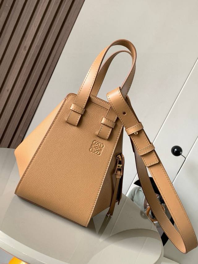 吊床包20Cm新尺寸Hammock Bag吊床包疯狂翻牌！太好看了这是小号和迷你中间的尺寸更适合亚洲女生，时尚界“变形金刚”可以变换六种不同的形态Hammock