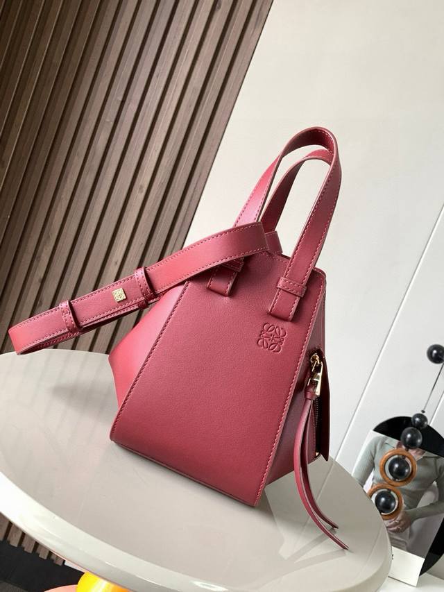 吊床包20Cm新尺寸Hammock Bag吊床包疯狂翻牌！太好看了这是小号和迷你中间的尺寸更适合亚洲女生，时尚界“变形金刚”可以变换六种不同的形态Hammock