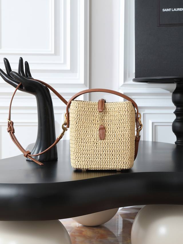 杏色编织 Le 37编织水桶包_ 草编包的快乐｜新款限量款系列来啦～ 夏天最爱草编包 牛皮包边&装饰性Logo五金钩扣，搭配拉菲草编织 足够装点盛夏 法式慵懒风