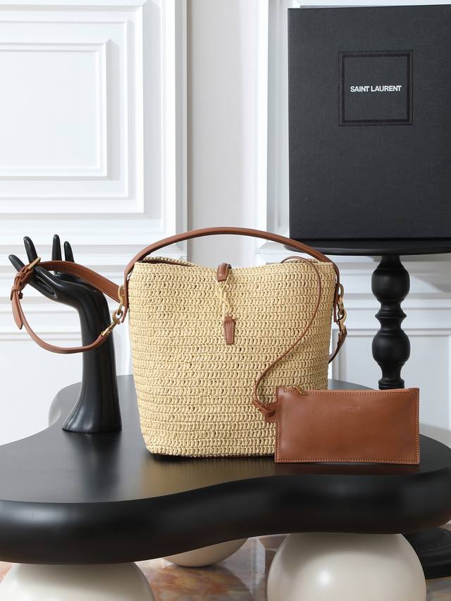 杏色编织 Le 37编织水桶包_ 草编包的快乐｜新款限量款系列来啦～ 夏天最爱草编包 牛皮包边&装饰性Logo五金钩扣，搭配拉菲草编织 足够装点盛夏 法式慵懒风