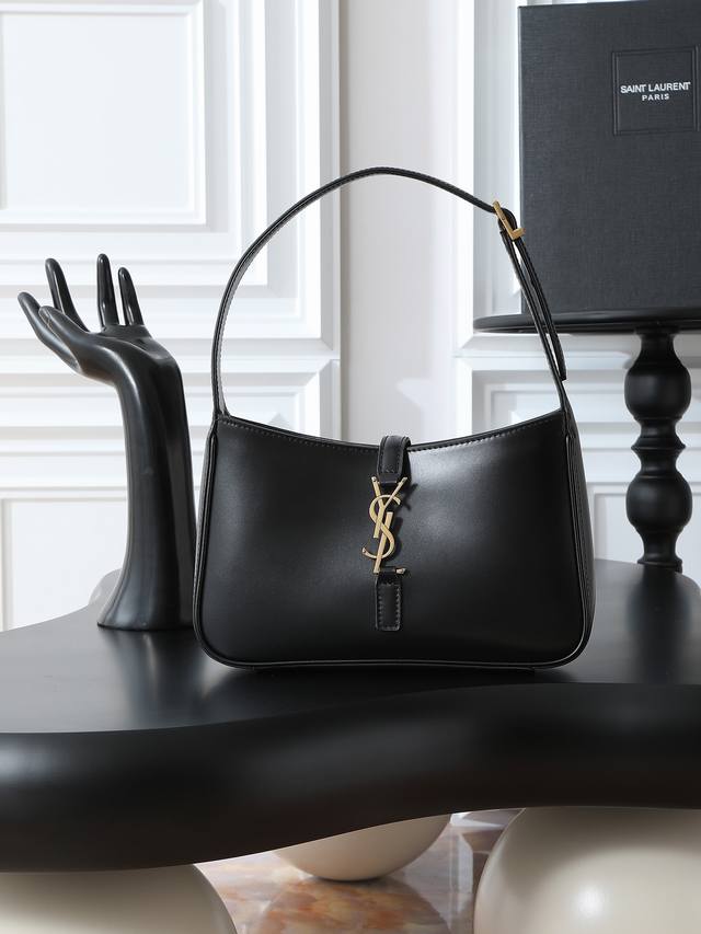 配包装 黑平纹 金小号原厂皮、精品专供 5 7新款平纹，Y家今年火到爆炸的腋下包。包包本包身轮廓简洁、立体，看上去硬挺却不会太凌厉。搭配上品牌标志性的插入式包扣