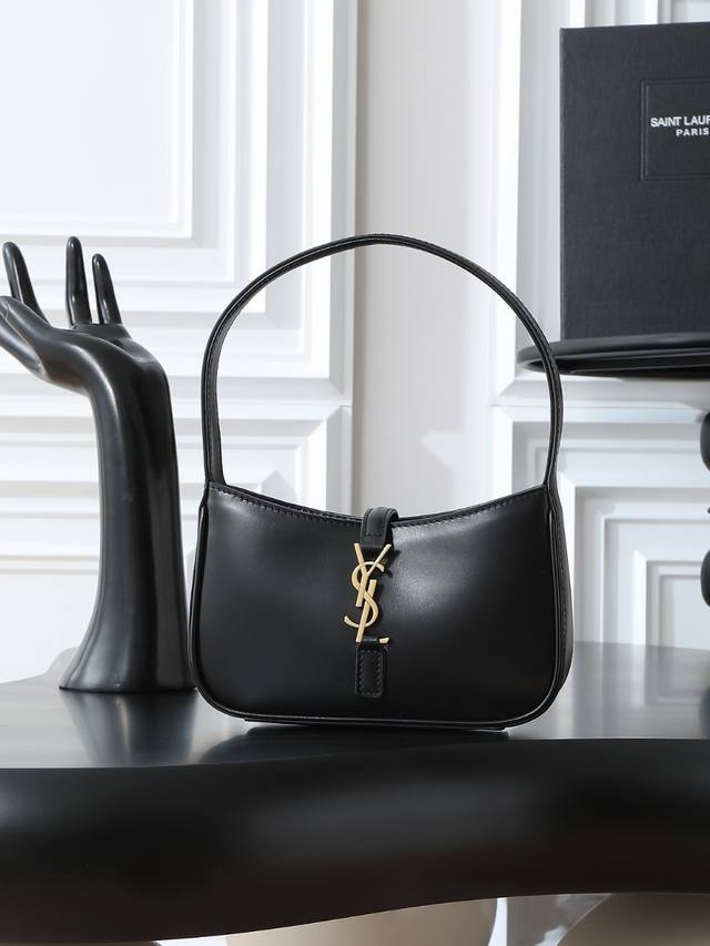 配包装 平纹黑 金迷你号原厂皮、精品专供 5 7 家火爆腋下包～打铁趁热出迷你尺寸啦！虽说这款包设计倒不是一眼夺人眼球的包品，但是真的是属于越看越耐看越上头的简