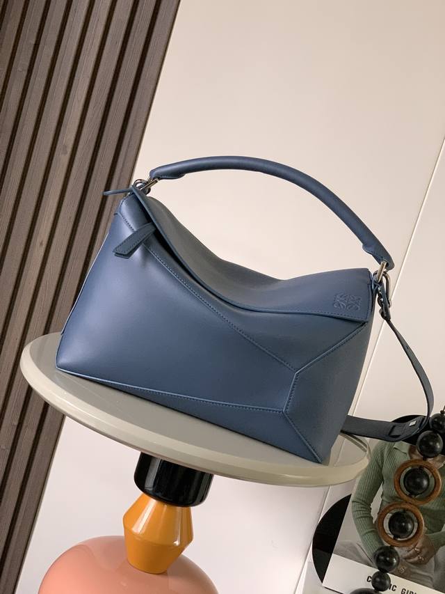 新款亮面牛皮革 Puzzle尺寸手袋Puzzle 手袋是创意总监乔纳森.安德森 Jonathan Anderson 为 Loewe 推出的首款手提包长方体形状和 新款亮面牛皮革 Puzzle尺寸手袋Puzzle 手袋是创意总监乔纳森.安德森 Jonathan Anderson 为 Loewe 推出的首款手提包长方体形状和