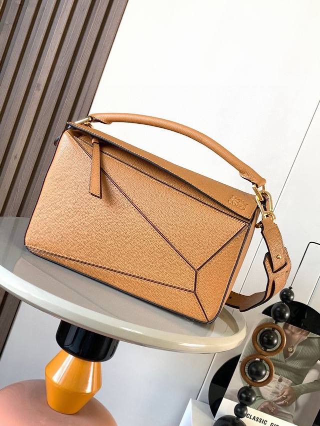 几何包29Cmpuzzle手袋～原厂进口荔枝纹牛皮 罗家爆款几何包Puzzle 手袋是创意总监乔纳森 安德森 Jonathan Anderson 为 L0Ewe