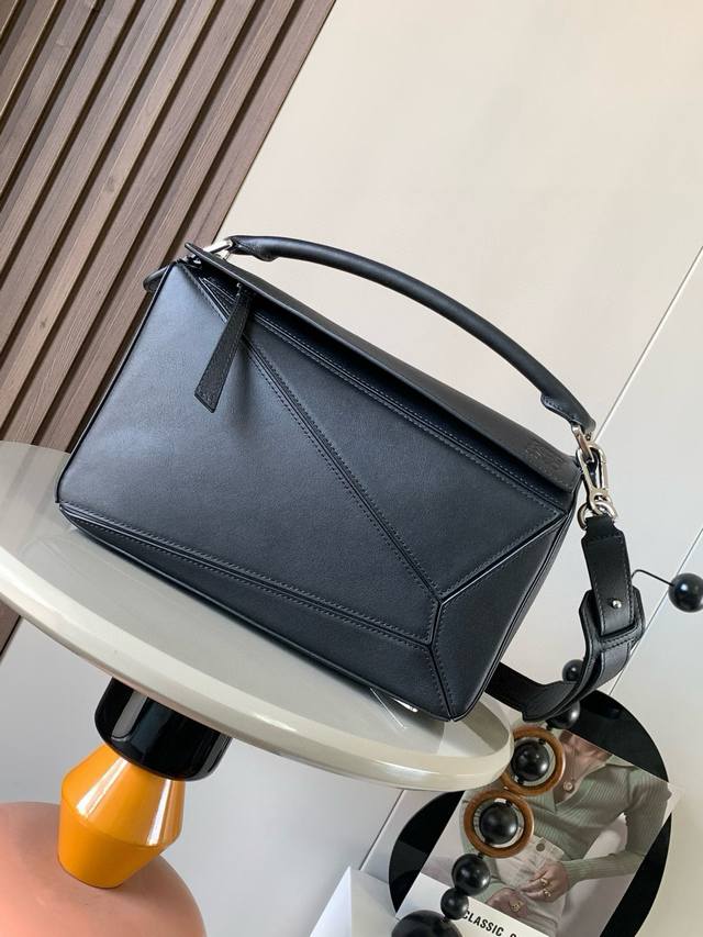 几何包29Cmpuzzle手袋～原厂进口荔枝纹牛皮 罗家爆款几何包Puzzle 手袋是创意总监乔纳森 安德森 Jonathan Anderson 为 L0Ewe