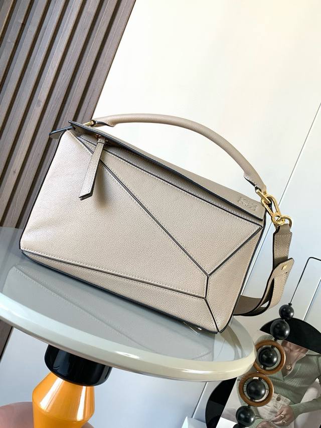 几何包29Cmpuzzle手袋～原厂进口荔枝纹牛皮 罗家爆款几何包Puzzle 手袋是创意总监乔纳森 安德森 Jonathan Anderson 为 L0Ewe