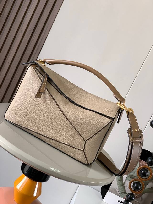 几何包29Cmpuzzle手袋～原厂进口荔枝纹牛皮 罗家爆款几何包Puzzle 手袋是创意总监乔纳森 安德森 Jonathan Anderson 为 L0Ewe