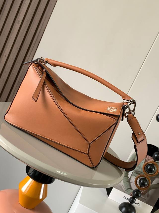 几何包29Cmpuzzle手袋～原厂进口小牛皮平纹 罗家爆款几何包Puzzle 手袋是创意总监乔纳森 安德森 Jonathan Anderson 为 L0Ewe