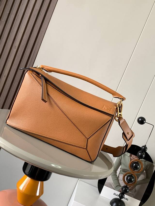 几何包29Cmpuzzle手袋～原厂进口荔枝纹牛皮 罗家爆款几何包Puzzle 手袋是创意总监乔纳森 安德森 Jonathan Anderson 为 L0Ewe