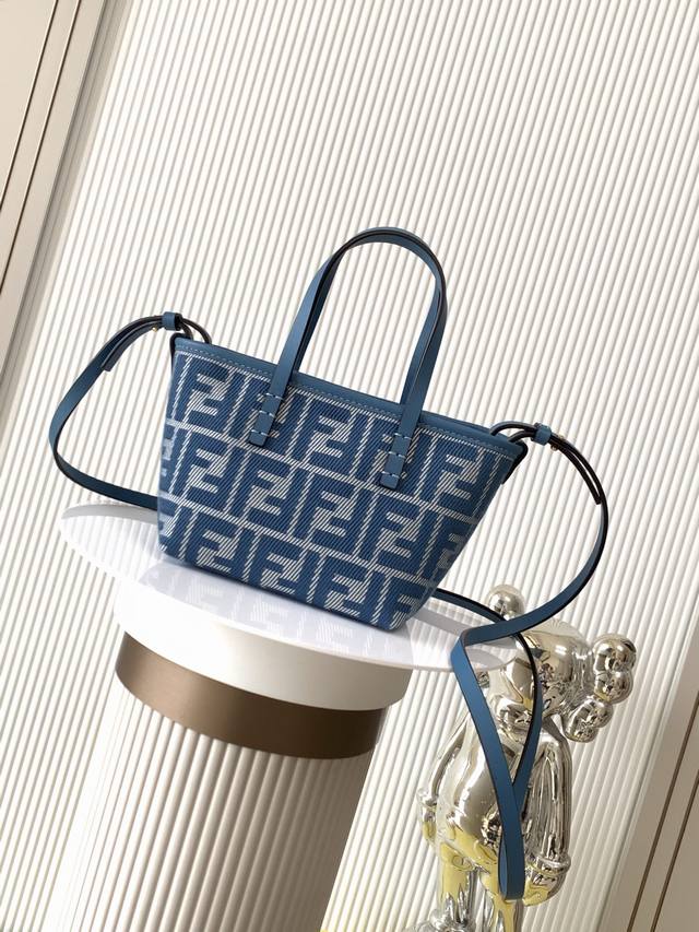 Roll迷你菜篮子，同色系小牛皮配老花字母带点复古感的时尚，自带的小牛皮长肩带可以自由拆卸，能斜挎也能手拎，容量也是杠杠的，可爱俏皮又实用 Size:15.5-