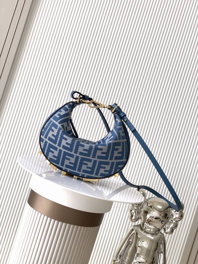Fendigraphymini 布料材质 复古金色金属Fendi字样 带夹扣的可调节肩带使其可挂在更大的手袋上或戴在手腕上轻松驾驭 百搭日常 迷你有搭配长肩带S