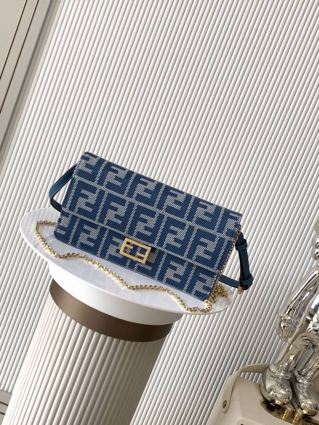 紧凑型Baguette小包 Ff提花布料材质 内部隔层有六个卡槽。双肩带，其中有一条可调节皮革肩带，一条可拆卸链条肩带：可手拿、腋下背携或斜挎Size:21-5