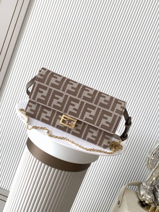 紧凑型Baguette小包 Ff提花布料材质 内部隔层有六个卡槽。双肩带，其中有一条可调节皮革肩带，一条可拆卸链条肩带：可手拿、腋下背携或斜挎Size:21-5