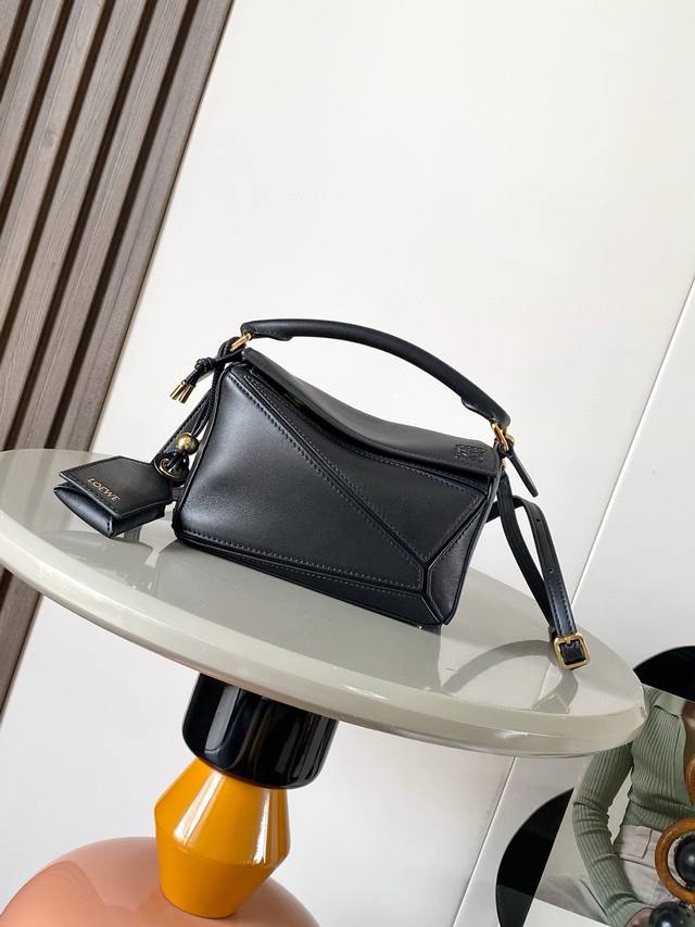 新版本几何包迷你纳帕羊皮革 Featherlight Puzzle 手袋, 原厂进口纳帕小牛皮以别具一格的几何线条勾勒长方体造型。柔软轻盈的纳帕皮革为手袋注入随 新版本几何包迷你纳帕羊皮革 Featherlight Puzzle 手袋, 原厂进口纳帕小牛皮以别具一格的几何线条勾勒长方体造型。柔软轻盈的纳帕皮革为手袋注入随