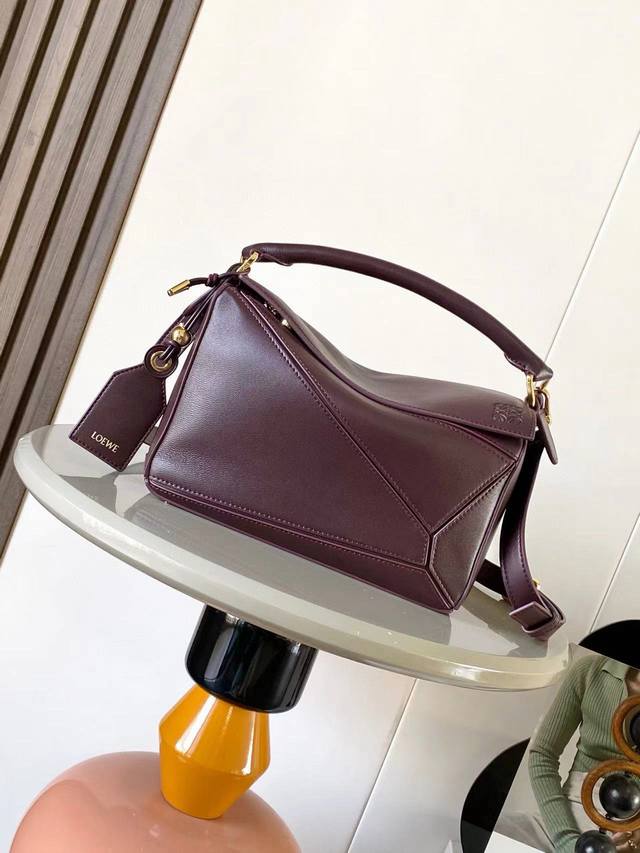 新版本几何包小号纳帕羊皮革 Featherlight Puzzle 手袋, 原厂进口纳帕小牛皮以别具一格的几何线条勾勒长方体造型。柔软轻盈的纳帕皮革为手袋注入随