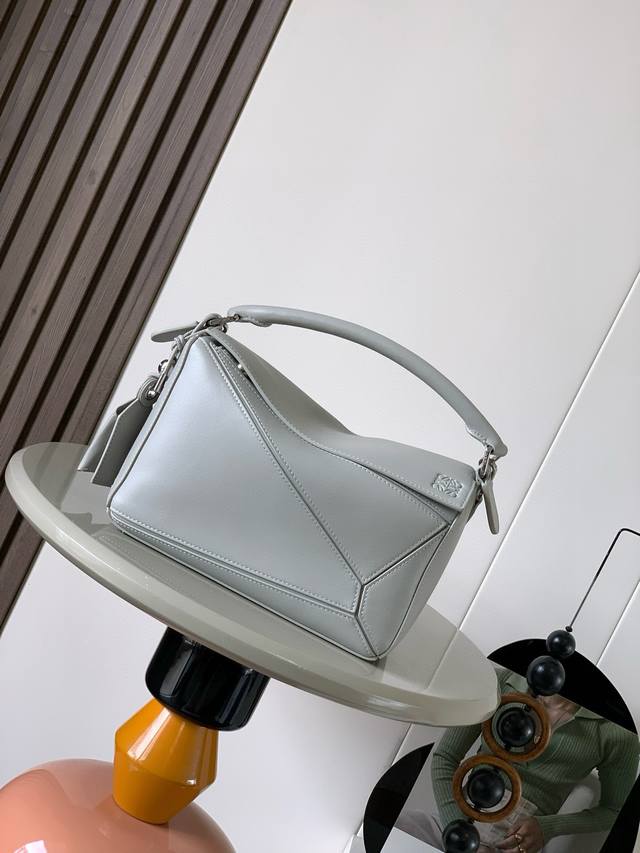 新版本几何包小号纳帕羊皮革 Featherlight Puzzle 手袋, 原厂进口纳帕小牛皮以别具一格的几何线条勾勒长方体造型。柔软轻盈的纳帕皮革为手袋注入随