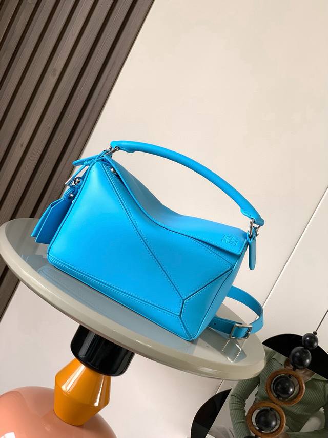 新版本几何包小号纳帕羊皮革 Featherlight Puzzle 手袋, 原厂进口纳帕小牛皮以别具一格的几何线条勾勒长方体造型。柔软轻盈的纳帕皮革为手袋注入随 新版本几何包小号纳帕羊皮革 Featherlight Puzzle 手袋, 原厂进口纳帕小牛皮以别具一格的几何线条勾勒长方体造型。柔软轻盈的纳帕皮革为手袋注入随