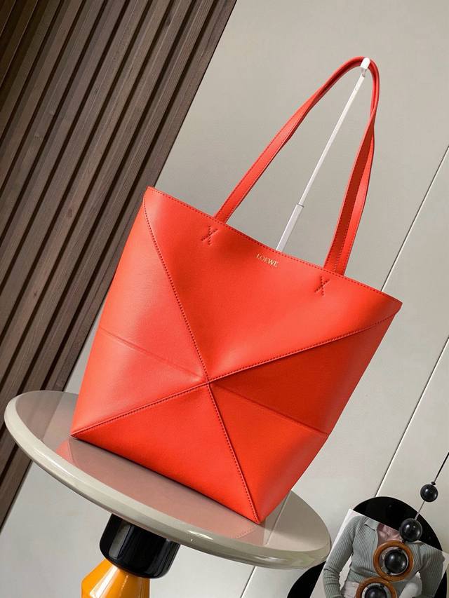 新款亮面牛皮革Puzzle Fold手袋又把几何图形玩出花了很久没见过这么实用又设计感满满的托特包了这款延续了Puzzle系列的几何美学以折纸包为灵感，让这只