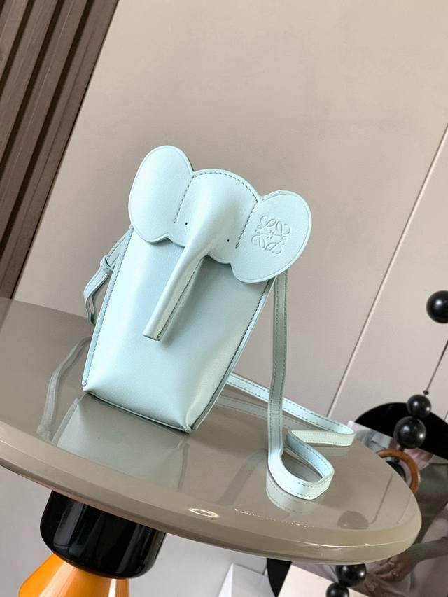 经典牛皮革小象袋小象形状的小包设计感十足的大象系列手机包单肩斜挎背的上身效果都很赞,完全不挑人也不挑衣服设计小众不易撞款,还很百搭完全不是小废包~~出门逛街吃饭 经典牛皮革小象袋小象形状的小包设计感十足的大象系列手机包单肩斜挎背的上身效果都很赞,完全不挑人也不挑衣服设计小众不易撞款,还很百搭完全不是小废包~~出门逛街吃饭