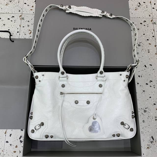 现货 Balenciag Neo Cagole Xl Plus 油蜡白银机车包衍生新款，超级好看！这只包有三种背法、除了常规的斜挎手提、里面还加了一层尼龙布料肩
