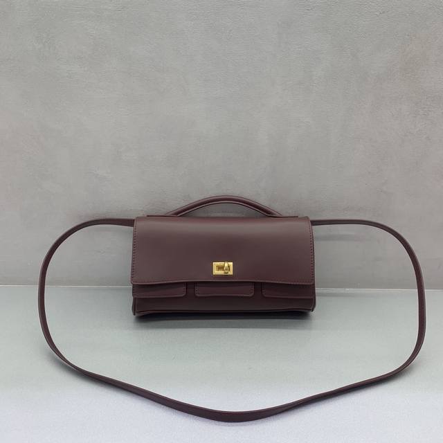 新款 Bel Air Clutch 翻盖手拿包 枣红色 一向巨能装的巴黎家 推出纤巧优雅的手拿包 Bel Airclutch，能轻松拿捏各种Party，Rode