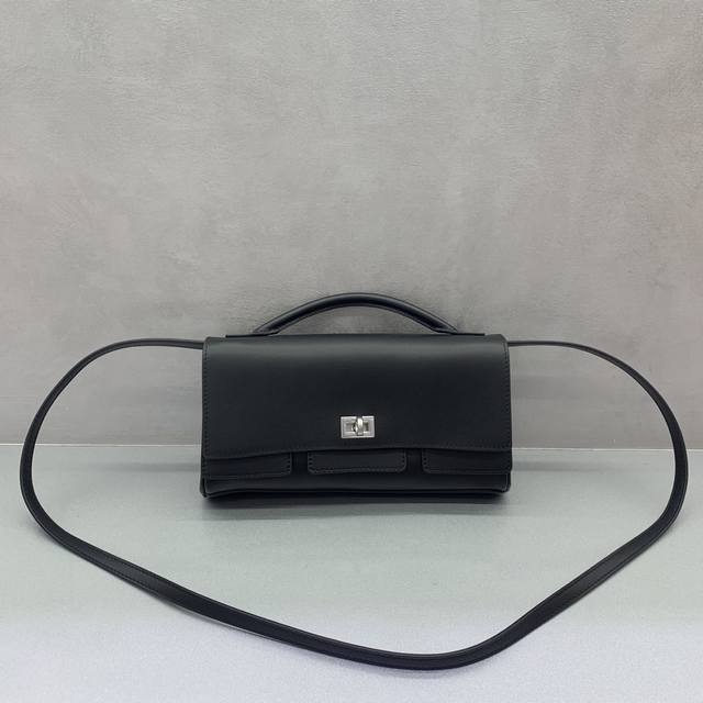 新款 Bel Air Clutch 翻盖手拿包 黑色银扣 一向巨能装的巴黎家 推出纤巧优雅的手拿包 Bel Airclutch，能轻松拿捏各种Party，Rod