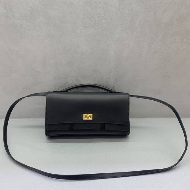 新款 Bel Air Clutch 翻盖手拿包 黑色金扣 一向巨能装的巴黎家 推出纤巧优雅的手拿包 Bel Airclutch,能轻松拿捏各种Party,Rod 新款 Bel Air Clutch 翻盖手拿包 黑色金扣 一向巨能装的巴黎家 推出纤巧优雅的手拿包 Bel Airclutch,能轻松拿捏各种Party,Rod