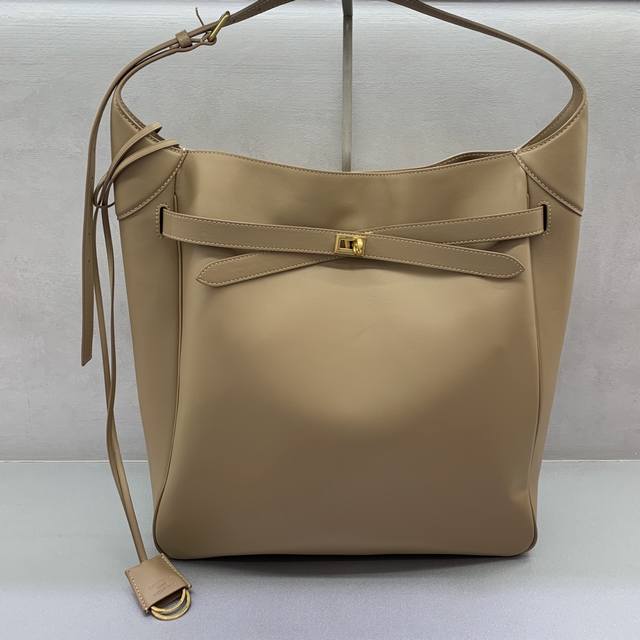 大号杏色 全新Bel Air Hobo亮相于Balenci 冬季系列Look 18和Look 20包型随性不羁又不失格调，设计感十足无论是休闲还是正装都能完美H