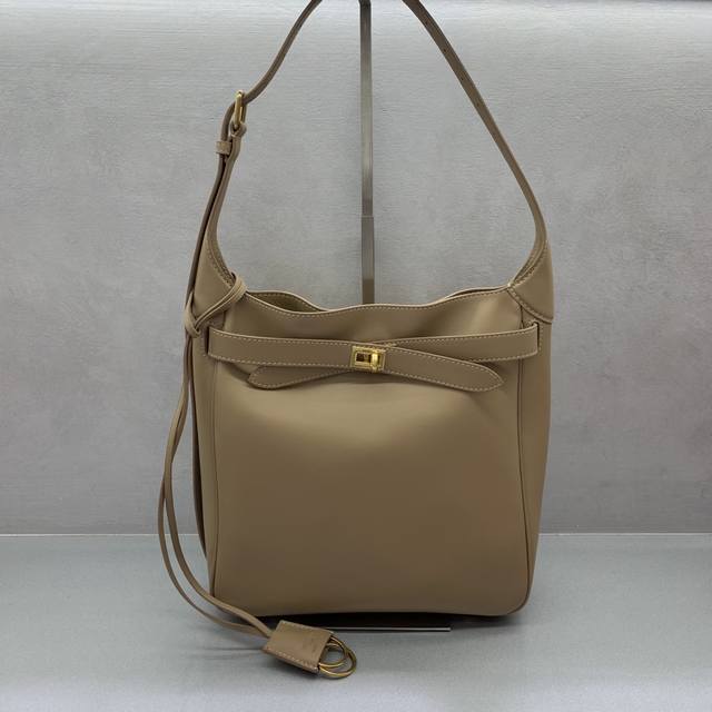 小号杏色 全新Bel Air Hobo亮相于Balenci 冬季系列Look 18和Look 20包型随性不羁又不失格调,设计感十足无论是休闲还是正装都能完美H 小号杏色 全新Bel Air Hobo亮相于Balenci 冬季系列Look 18和Look 20包型随性不羁又不失格调,设计感十足无论是休闲还是正装都能完美H