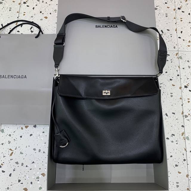 粗肩带Rodeo 大号平纹黑 银 现货出 Balenciag* 新款 Rodeo斜挎包 不羁的风格搭配超高级的质感简直绝啦,换了粗肩带,变成邮差包的款式了,可单 粗肩带Rodeo 大号平纹黑 银 现货出 Balenciag* 新款 Rodeo斜挎包 不羁的风格搭配超高级的质感简直绝啦,换了粗肩带,变成邮差包的款式了,可单
