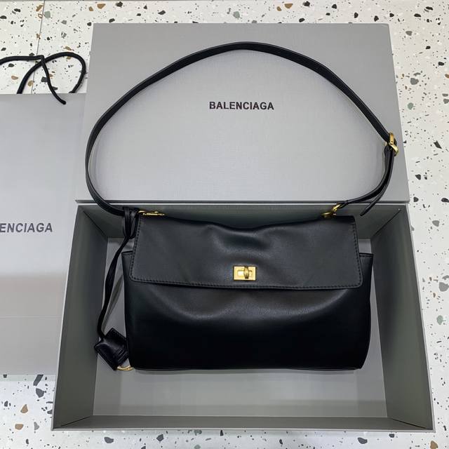 新款 Rodeo Shouler Bag 经典的 Rodeo 可谓是时尚弄潮儿的心头爱,新款长肩带设计更显随性,慵懒塌塌的造型用在巴黎世家没有任何违和 ,有种桀 新款 Rodeo Shouler Bag 经典的 Rodeo 可谓是时尚弄潮儿的心头爱,新款长肩带设计更显随性,慵懒塌塌的造型用在巴黎世家没有任何违和 ,有种桀