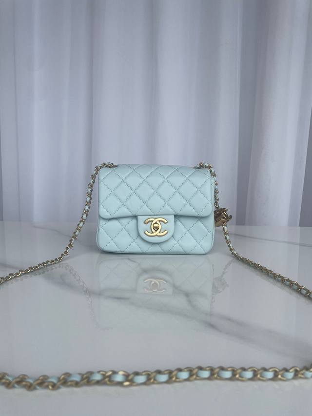 品牌:Chanel型号:As5758蓝色简介:原单质量，经典之作，华丽与气质的前沿，是你意想不到的尊贵。皮种:原单进口小羊皮皮，里配原版小羊皮。五金:原版五金配