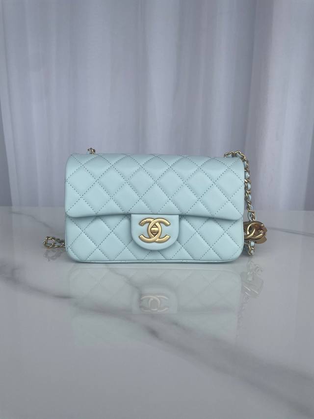 品牌:Chanel型号:As5759蓝色简介:原单质量,经典之作,华丽与气质的前沿,是你意想不到的尊贵。皮种:原单进口小羊皮皮,里配原版小羊皮。五金:原版五金配 品牌:Chanel型号:As5759蓝色简介:原单质量,经典之作,华丽与气质的前沿,是你意想不到的尊贵。皮种:原单进口小羊皮皮,里配原版小羊皮。五金:原版五金配