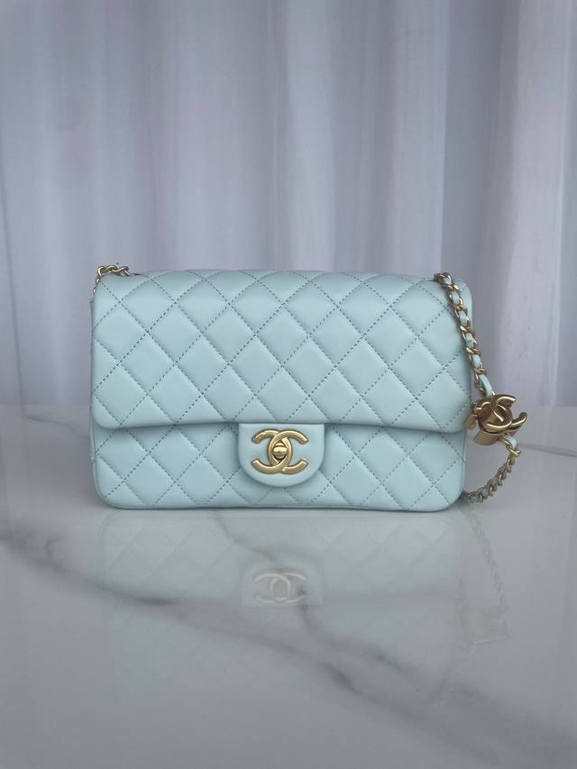 品牌:Chanel型号:As5756蓝色简介:原单质量，经典之作，华丽与气质的前沿，是你意想不到的尊贵。皮种:原单进口小羊皮皮，里配原版小羊皮。五金:原版五金配