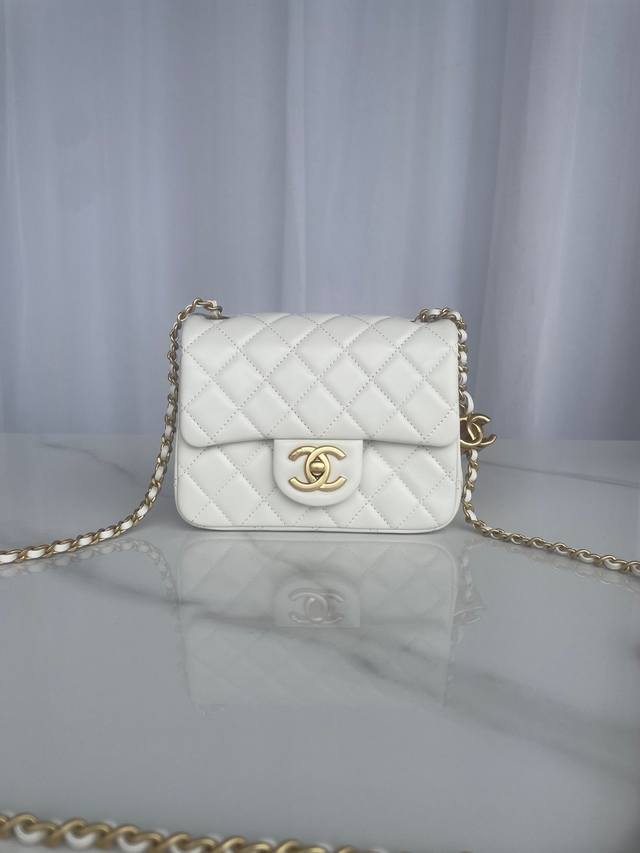 品牌:Chanel型号:As5758白色简介:原单质量,经典之作,华丽与气质的前沿,是你意想不到的尊贵。皮种:原单进口小羊皮皮,里配原版小羊皮。五金:原版五金配 品牌:Chanel型号:As5758白色简介:原单质量,经典之作,华丽与气质的前沿,是你意想不到的尊贵。皮种:原单进口小羊皮皮,里配原版小羊皮。五金:原版五金配