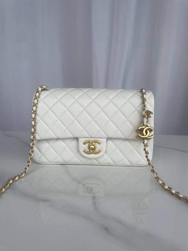 品牌:Chanel型号:As5756白色简介:原单质量，经典之作，华丽与气质的前沿，是你意想不到的尊贵。皮种:原单进口小羊皮皮，里配原版小羊皮。五金:原版五金配