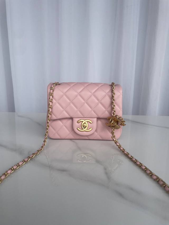 品牌:Chanel型号:As5758粉色简介:原单质量，经典之作，华丽与气质的前沿，是你意想不到的尊贵。皮种:原单进口小羊皮皮，里配原版小羊皮。五金:原版五金配