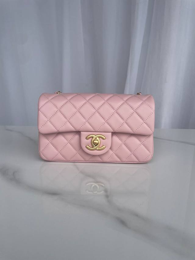 品牌:Chanel型号:As5759粉色简介:原单质量，经典之作，华丽与气质的前沿，是你意想不到的尊贵。皮种:原单进口小羊皮皮，里配原版小羊皮。五金:原版五金配